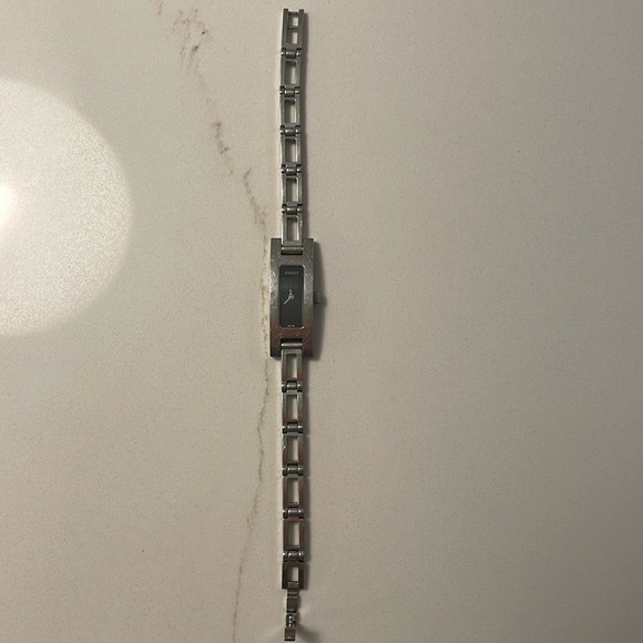 *SOLD* 3900L Vintage Gucci Watch - Picture 5 of 8